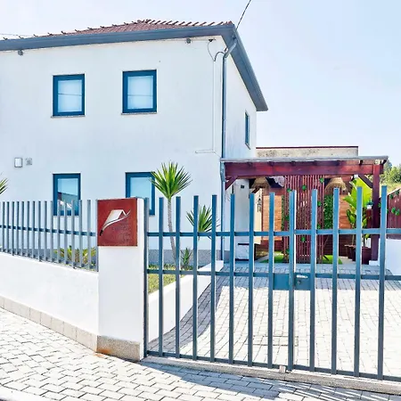 Encosta Do Uima - アパート